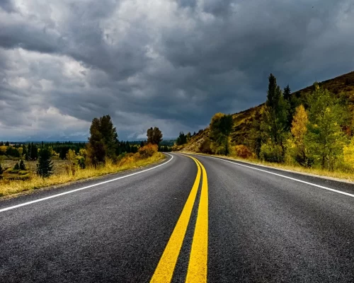 Qué indican las señales amarillas en forma de rombo en las carreteras